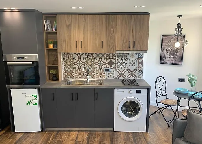 Center Of “savannah” Apartment. アパート ティラナ